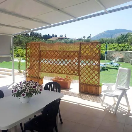 Вилла Spacious With Sea And Mountain Views In Алкамо