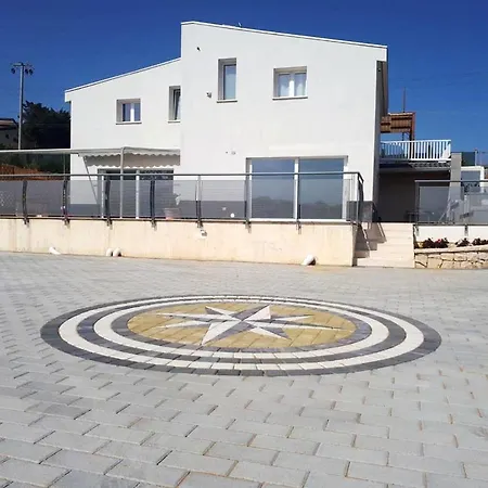 Вилла Spacious With Sea And Mountain Views In Алкамо