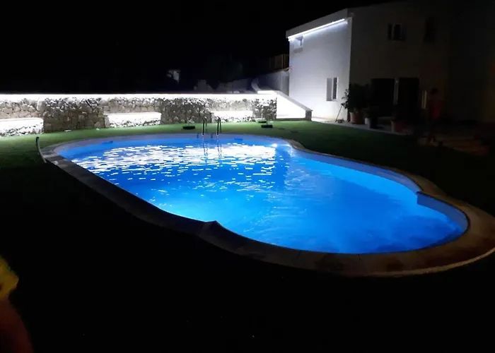 Spacious With Sea And Mountain Views In וילה