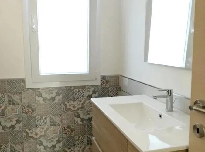 Spacious With Sea And Mountain Views In